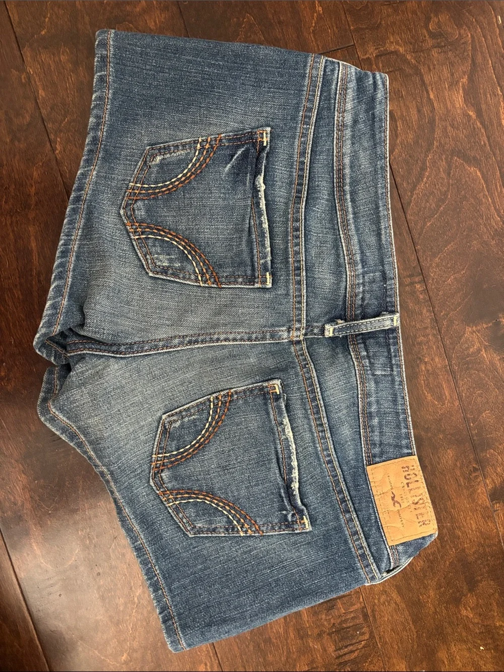 Hollister low-rise shorts, never worn. Tags still attached, size 5. - Picture 3 of 4